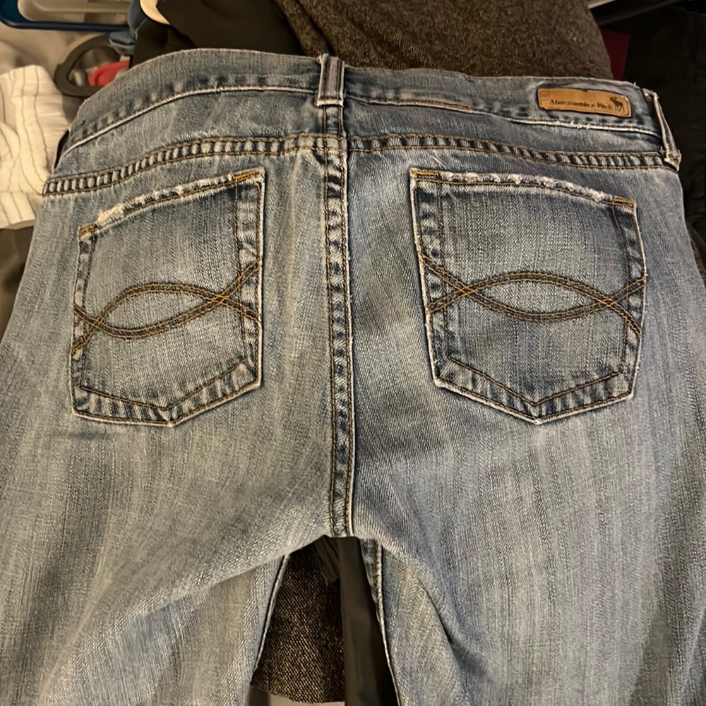No stains A&f denim not to stretchy a little flair size 4 my favorite jeans